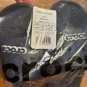 Crocs. Navy unisex. Mens 3 womans 5